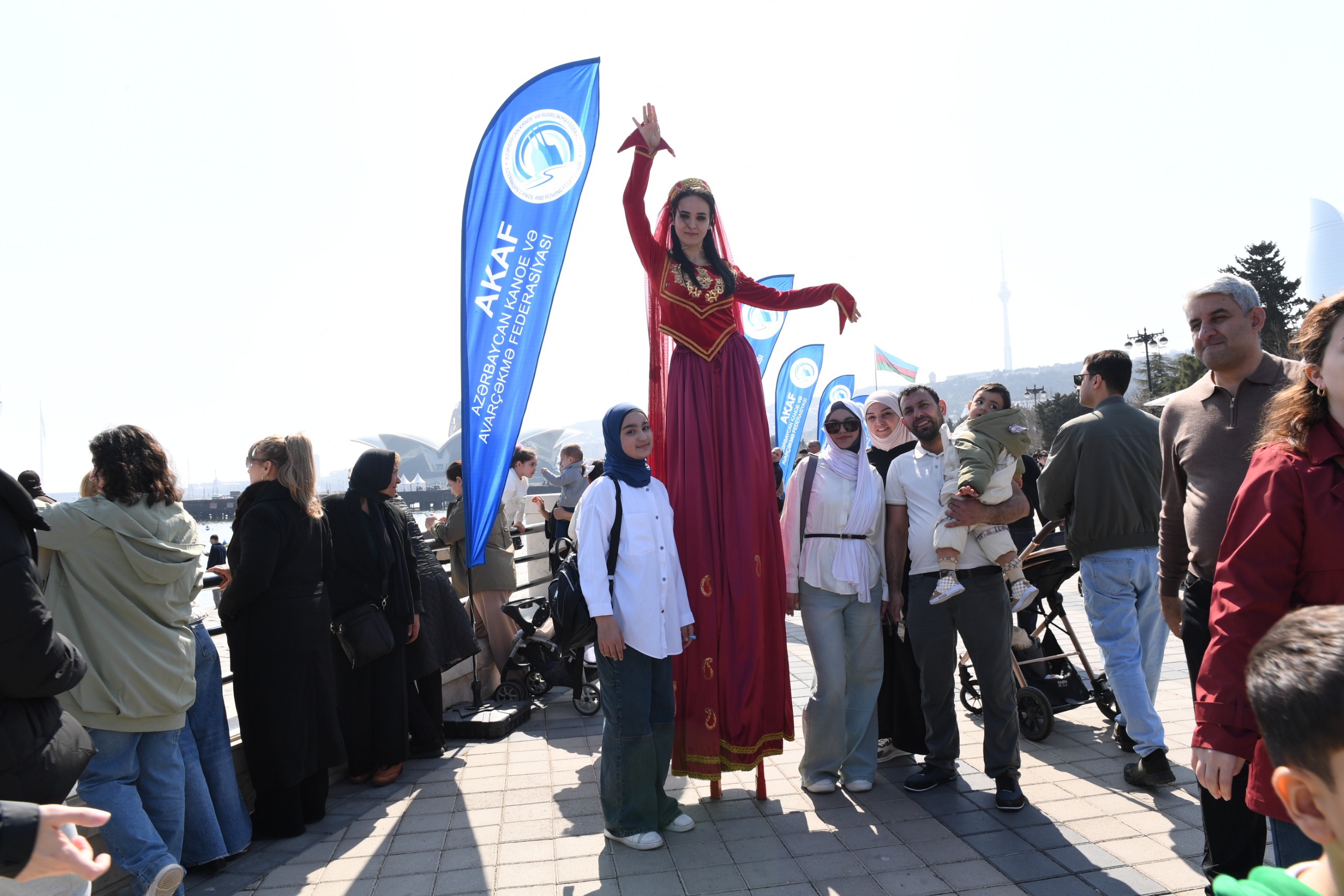 Bakıda Xəzərin suları avarçəkmə və yelkənli qayıqlarla bəzəndi (FOTO)